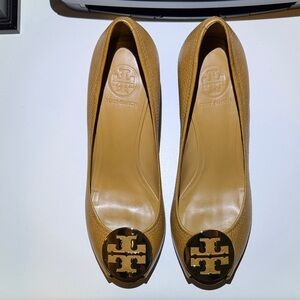 Tory Burch Tan Leather Flats with Black Logo